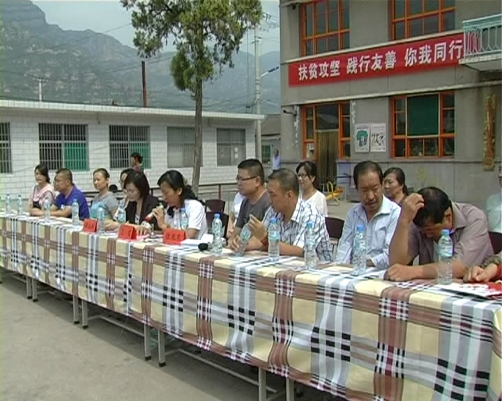 省妇联在五台县北高洪口村开展爱心捐赠活动
