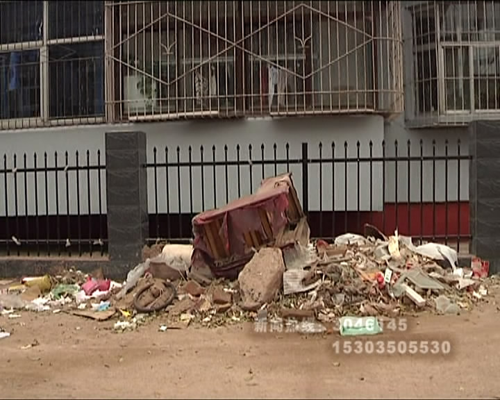 小区楼前垃圾成堆 居民生活受影响