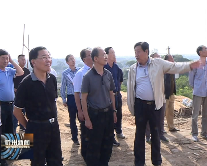 市长郑连生在城区基础设施建设工地现场办公​