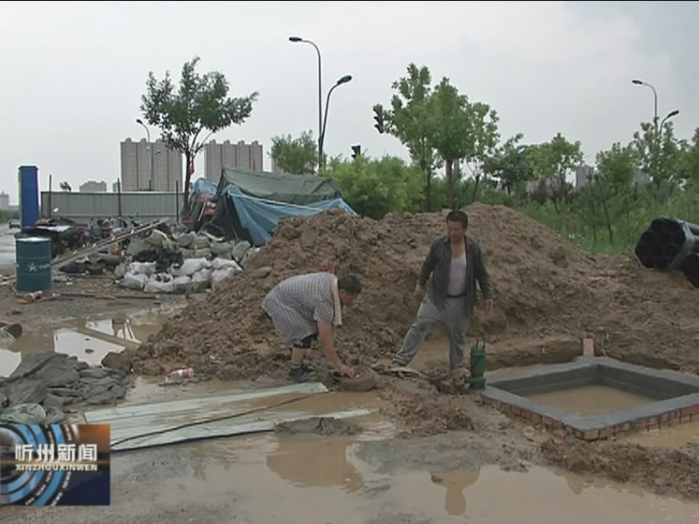 翠峰路道路工程建设者合理安排雨季施工 积极应对下雨天气​