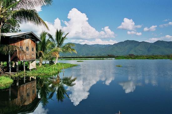 世界最美的水上村落，吃喝玩乐购都在水上，和尚化缘靠划船